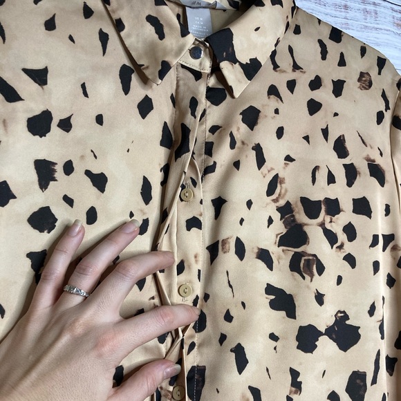 Was💲20! EUC H&M animal print long sleeve multicolored button-down blouse - Picture 5 of 16